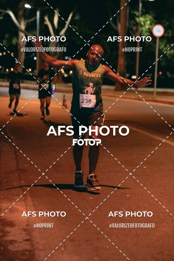 Achetez vos photos de l'vnementNeon Night Run 2019 - Belo Horizonte sur Fotop