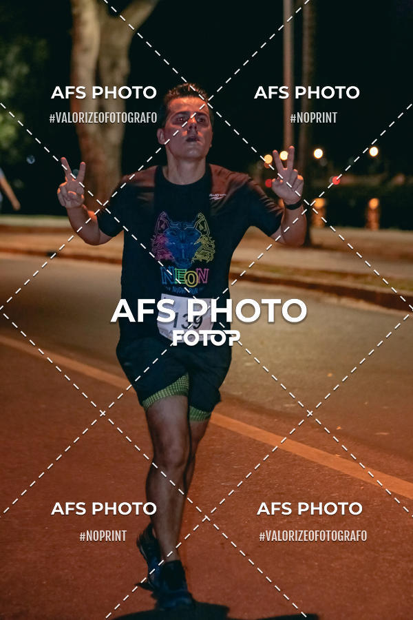 Achetez vos photos de l'vnementNeon Night Run 2019 - Belo Horizonte sur Fotop