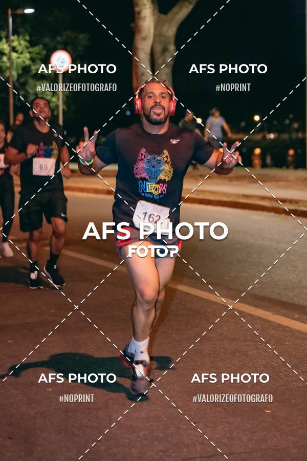 Buy your photos of the eventNeon Night Run 2019 - Belo Horizonte on Fotop