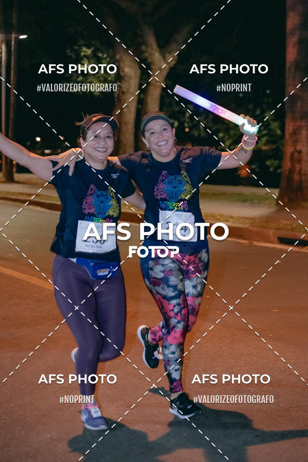 Achetez vos photos de l'vnementNeon Night Run 2019 - Belo Horizonte sur Fotop