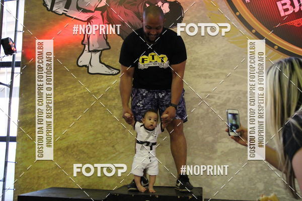 Buy your photos of the eventfight friends on Fotop