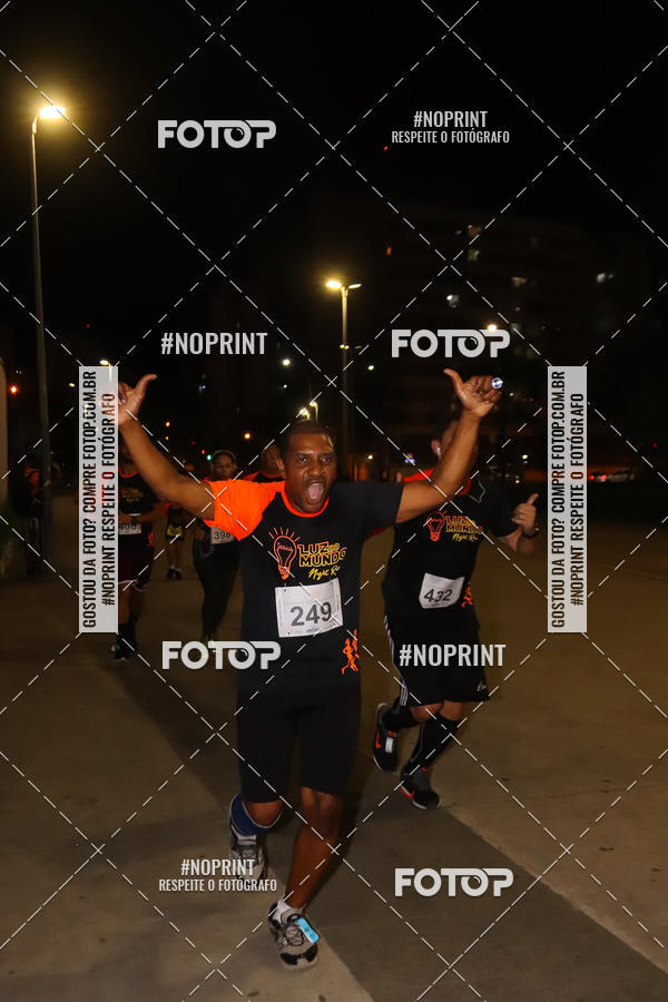 Buy your photos of the eventLuz do Mundo Night Run on Fotop