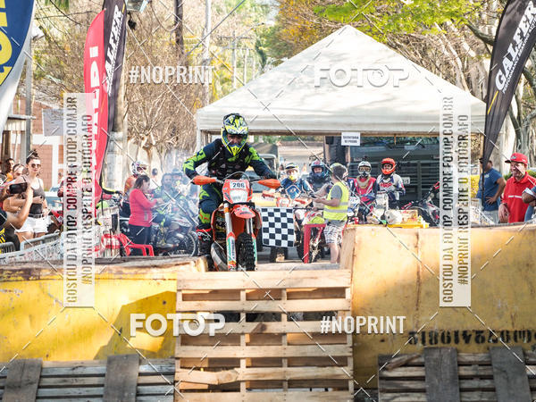 Buy your photos of the eventNight Track 2019 on Fotop