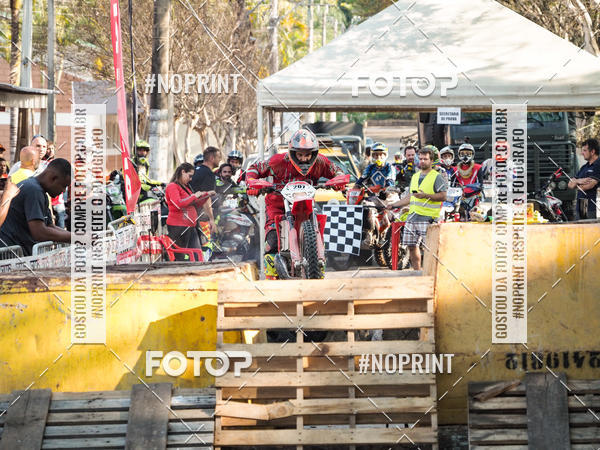 Buy your photos of the eventNight Track 2019 on Fotop