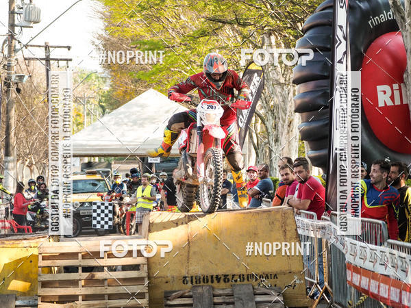 Buy your photos of the eventNight Track 2019 on Fotop