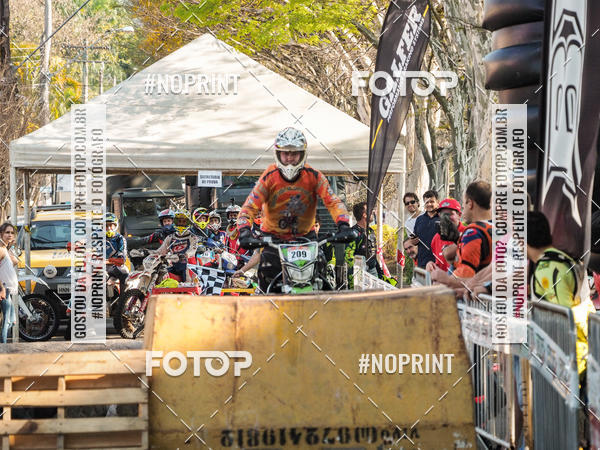 Buy your photos of the eventNight Track 2019 on Fotop