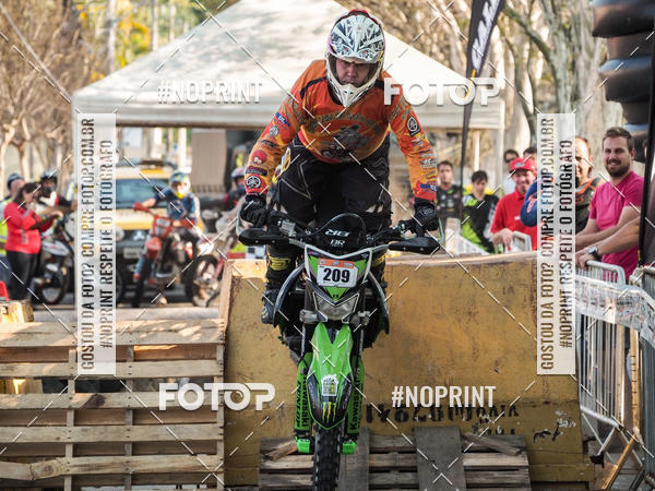 Buy your photos of the eventNight Track 2019 on Fotop