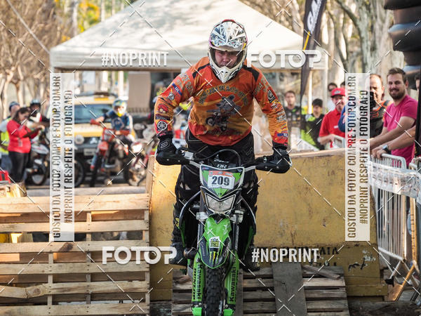 Buy your photos of the eventNight Track 2019 on Fotop