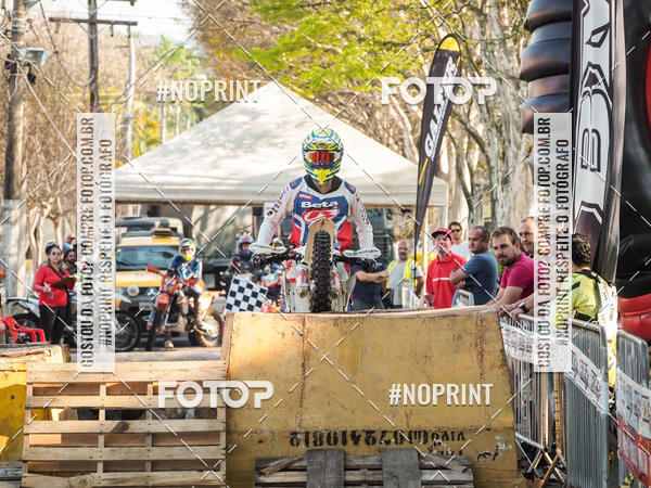 Buy your photos of the eventNight Track 2019 on Fotop