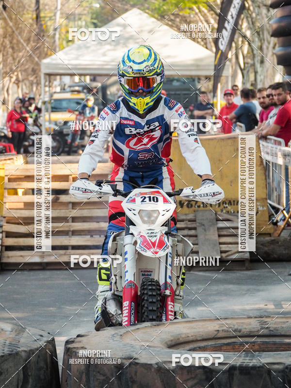 Buy your photos of the eventNight Track 2019 on Fotop