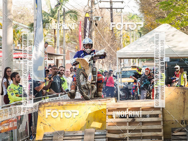 Buy your photos of the eventNight Track 2019 on Fotop