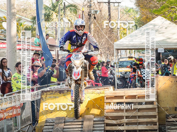 Buy your photos of the eventNight Track 2019 on Fotop