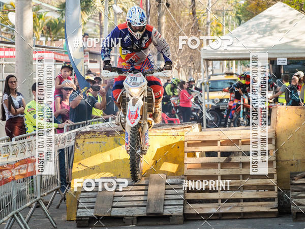 Buy your photos of the eventNight Track 2019 on Fotop