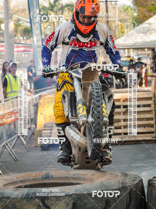 Buy your photos of the eventNight Track 2019 on Fotop