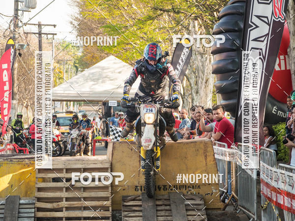 Buy your photos of the eventNight Track 2019 on Fotop