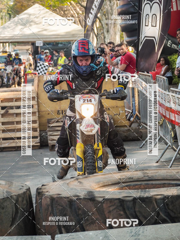 Buy your photos of the eventNight Track 2019 on Fotop