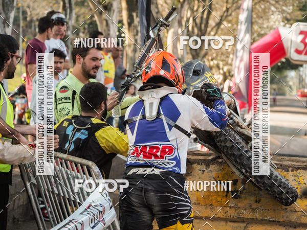 Buy your photos of the eventNight Track 2019 on Fotop