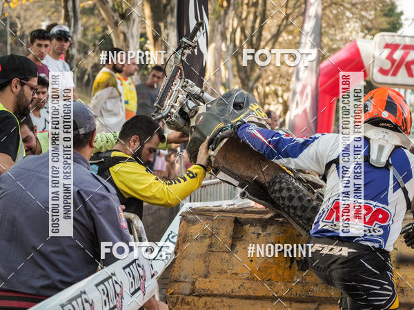 Buy your photos of the eventNight Track 2019 on Fotop