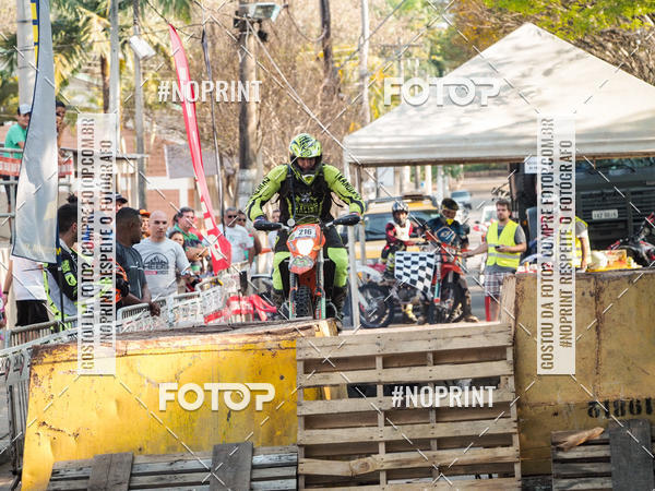 Buy your photos of the eventNight Track 2019 on Fotop