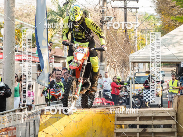 Buy your photos of the eventNight Track 2019 on Fotop