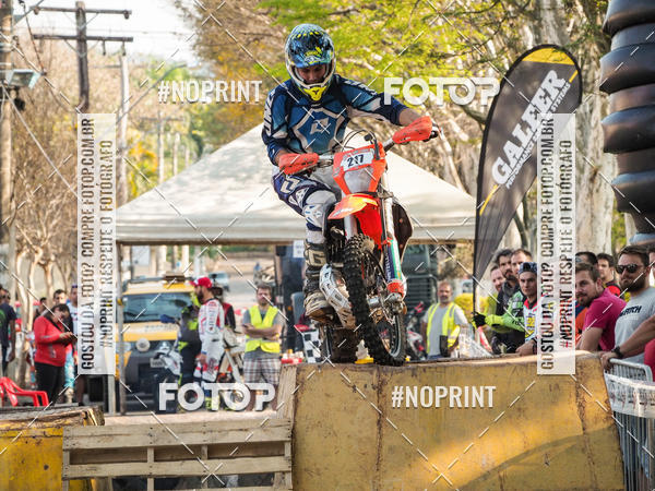 Buy your photos of the eventNight Track 2019 on Fotop