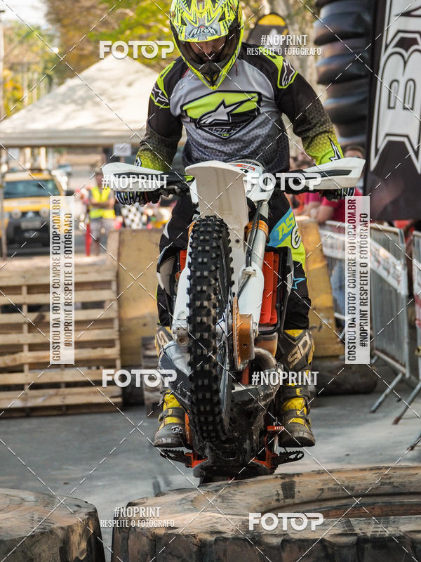 Buy your photos of the eventNight Track 2019 on Fotop