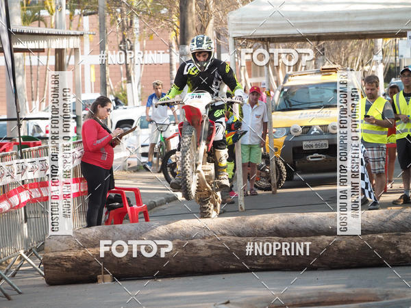 Buy your photos of the eventNight Track 2019 on Fotop