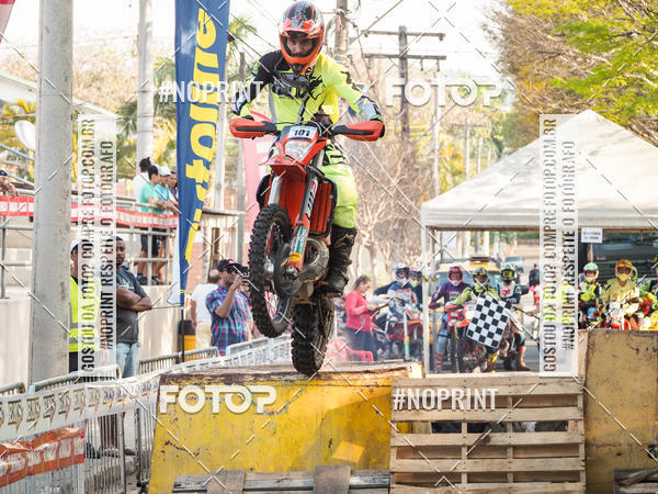 Buy your photos of the eventNight Track 2019 on Fotop