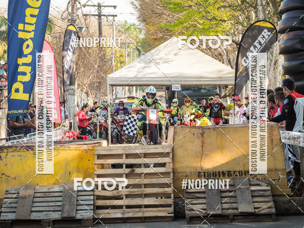 Buy your photos of the eventNight Track 2019 on Fotop