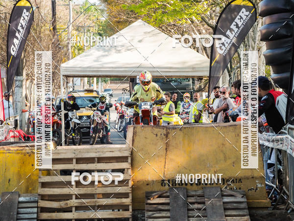 Buy your photos of the eventNight Track 2019 on Fotop