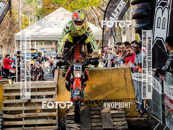 Buy your photos of the eventNight Track 2019 on Fotop