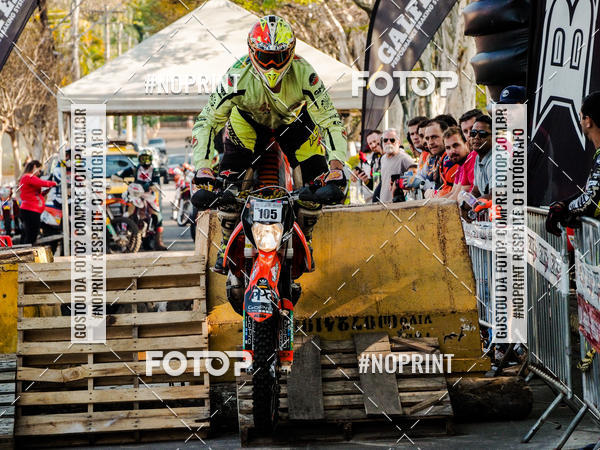 Buy your photos of the eventNight Track 2019 on Fotop