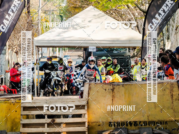 Buy your photos of the eventNight Track 2019 on Fotop