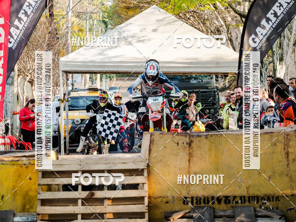 Buy your photos of the eventNight Track 2019 on Fotop