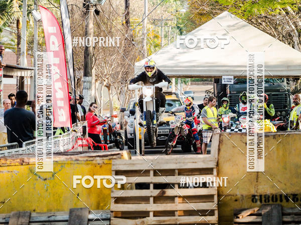 Buy your photos of the eventNight Track 2019 on Fotop