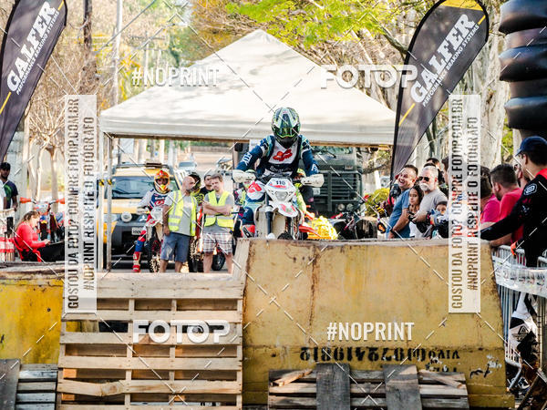 Buy your photos of the eventNight Track 2019 on Fotop