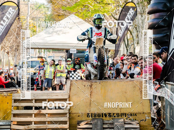 Buy your photos of the eventNight Track 2019 on Fotop