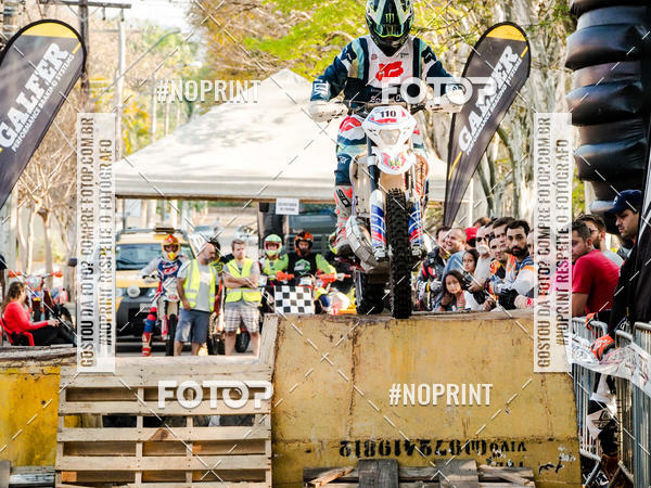 Buy your photos of the eventNight Track 2019 on Fotop