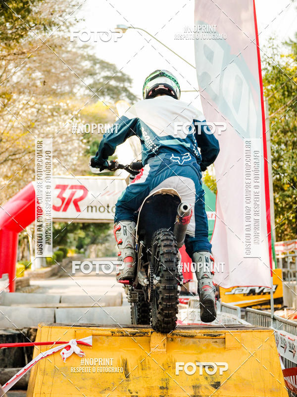 Buy your photos of the eventNight Track 2019 on Fotop