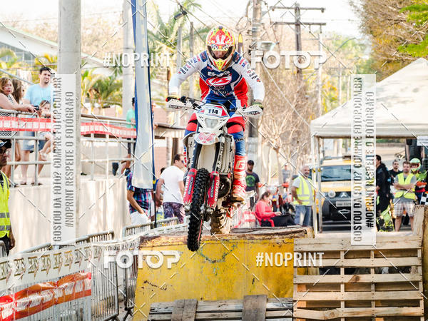 Buy your photos of the eventNight Track 2019 on Fotop