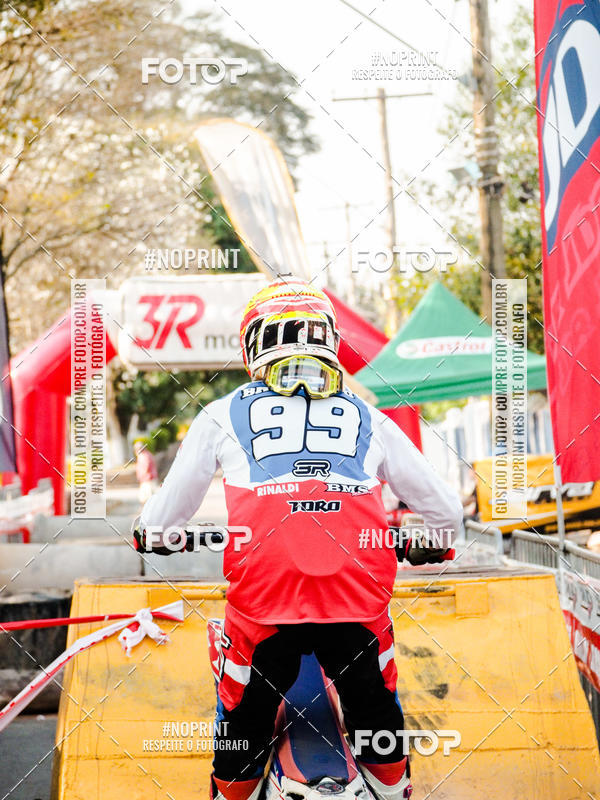 Buy your photos of the eventNight Track 2019 on Fotop