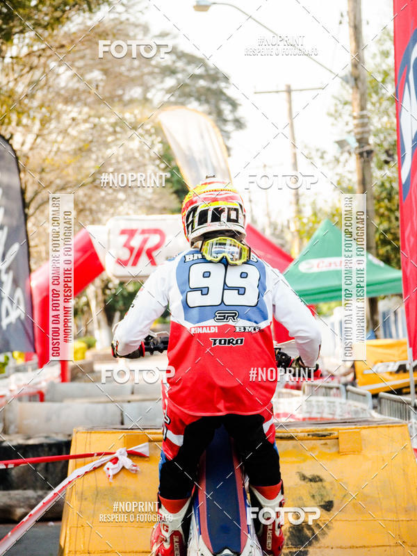 Buy your photos of the eventNight Track 2019 on Fotop