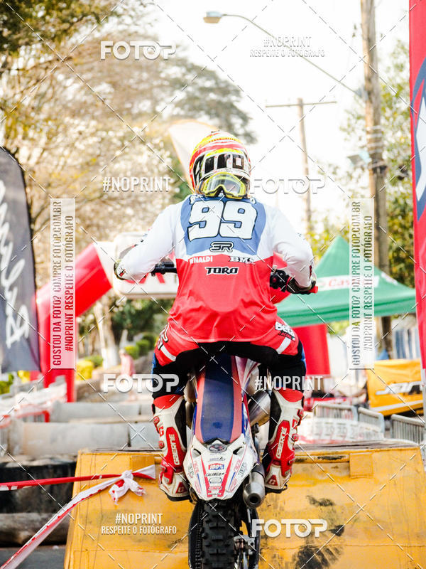 Buy your photos of the eventNight Track 2019 on Fotop