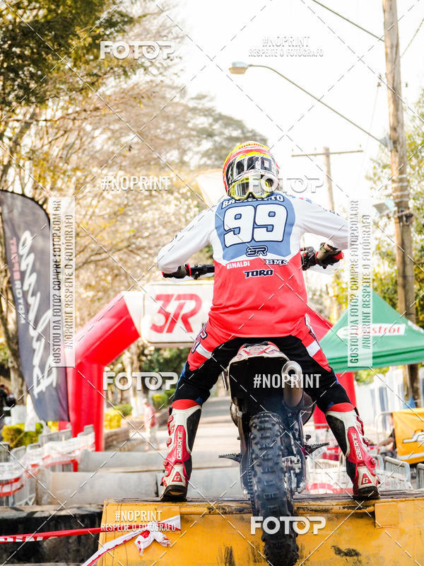 Buy your photos of the eventNight Track 2019 on Fotop