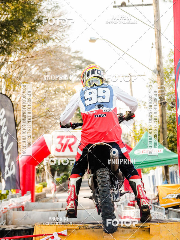 Buy your photos of the eventNight Track 2019 on Fotop