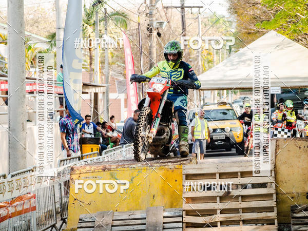 Buy your photos of the eventNight Track 2019 on Fotop