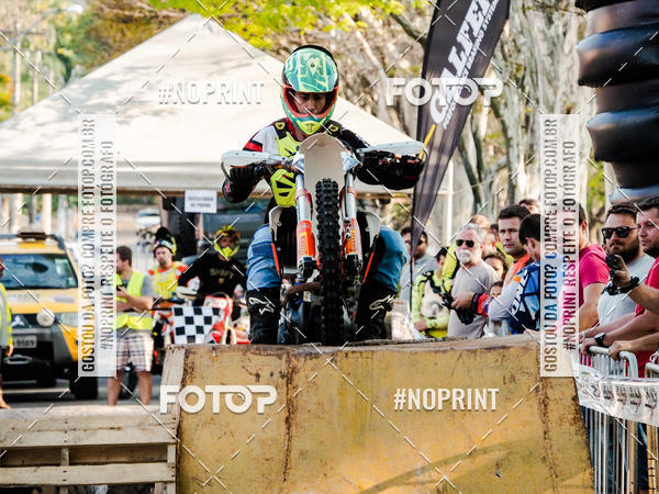 Buy your photos of the eventNight Track 2019 on Fotop