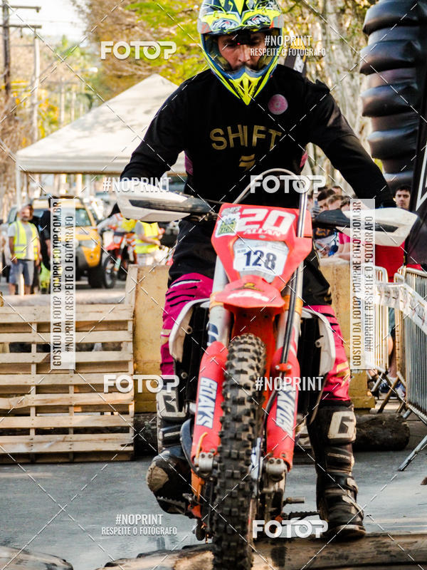 Buy your photos of the eventNight Track 2019 on Fotop