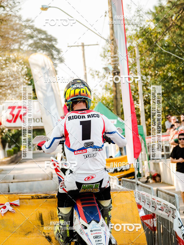 Buy your photos of the eventNight Track 2019 on Fotop