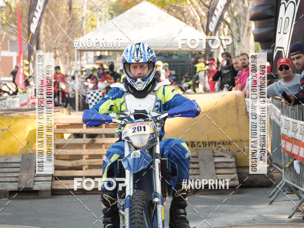 Buy your photos of the eventNight Track 2019 on Fotop